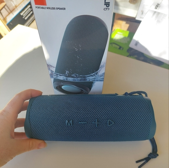 NEW Flip 6 Bluetooth Speaker BLUE - Picture 2 of 5